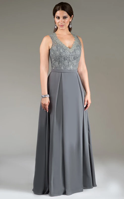 Robe de demoiselle d'honneur longue en dentelle à col en V festonné, fermeture à crochet et découpe en forme de goutte au dos.