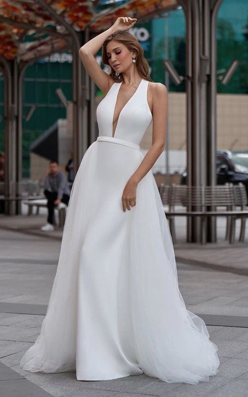 Sexy, ärmelloses Brautkleid aus Satin mit tiefem Ausschnitt und Tüllrock