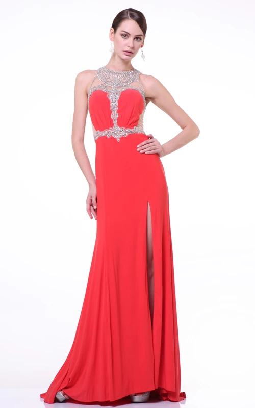 Vestido tubo sin mangas de punto con escote joya, efecto ilusión, abalorios y abertura frontal.