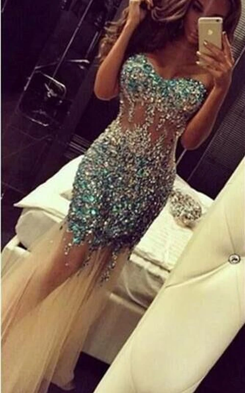 Luxuriöses Meerjungfrauen-Abendkleid aus Kristallen und Tüll mit Schleppe