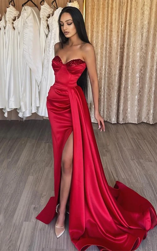 Vestido de fiesta ajustado de satén rojo con abertura frontal, escote corazón y cola.