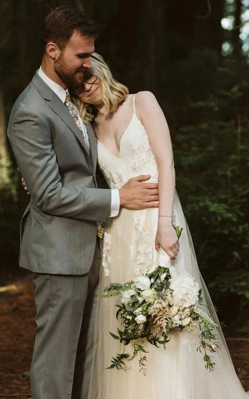 Lässiges, ländliches Hochzeitskleid mit Spaghettiträgern, V-Ausschnitt, Tüllapplikationen und Drapierung