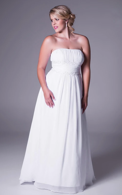 Kurzes, trägerloses Chiffon-Brautkleid in Übergröße mit Applikationen, Raffungen und Schleppe