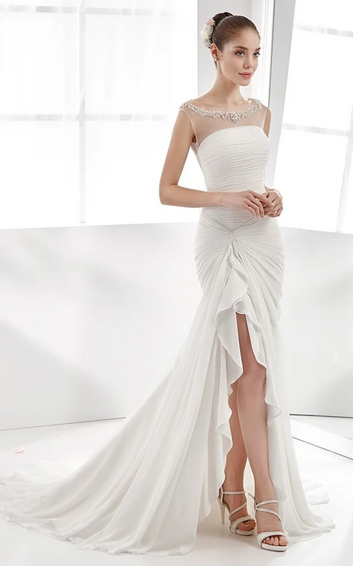 Robe de mariée en mousseline plissée asymétrique à manches courtes, ornée de perles et d'un bandeau latéral