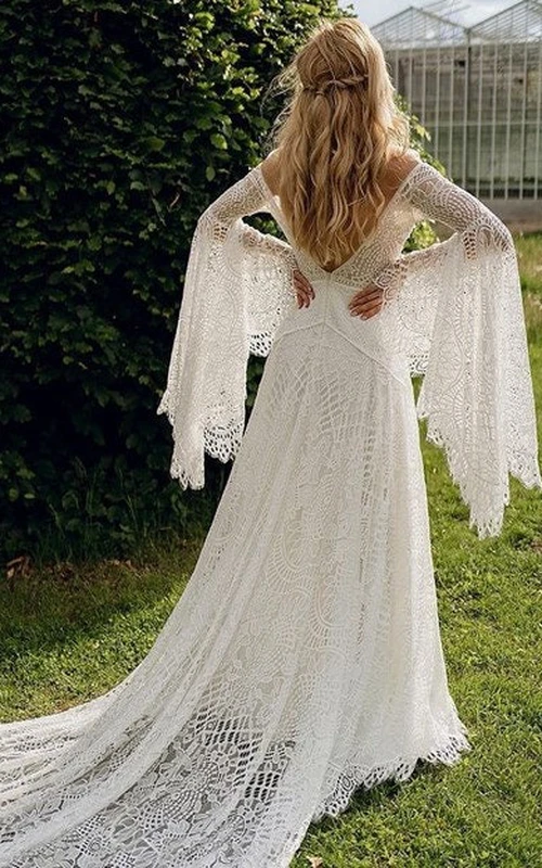 Vestido de novia estilo imperio campestre con mangas de encaje bohemio y hombros descubiertos