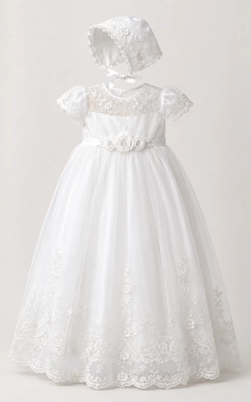 Vestido de bautizo para bebé, estilo princesa modesta, con mangas abullonadas, encaje de tul, largo hasta la rodilla y fajín con lazo, en color blanco.