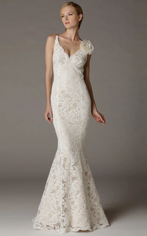 Ärmelloses, langes Brautkleid aus Spitze mit Trompetenform, V-Ausschnitt und Applikationen sowie Blumenmuster