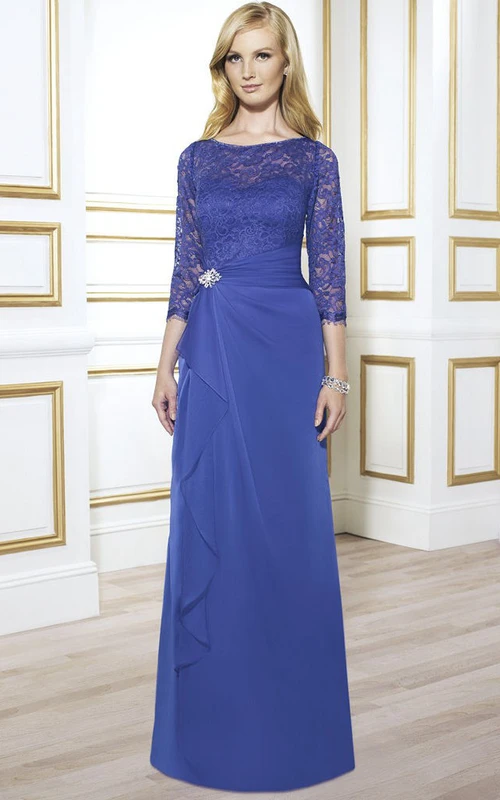 Vestido formal de gasa con escote barco, mangas 3-4, encaje, broche y drapeado.