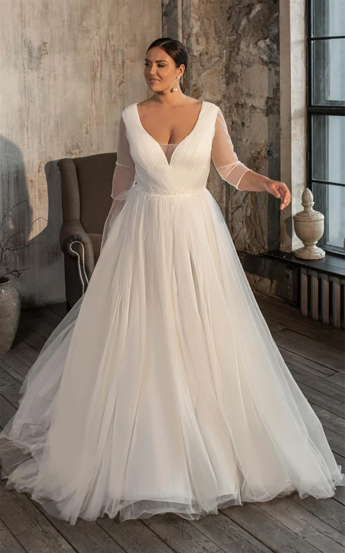 Robe de mariée charmante en tulle, coupe trapèze, col en V, traîne courte et fronces