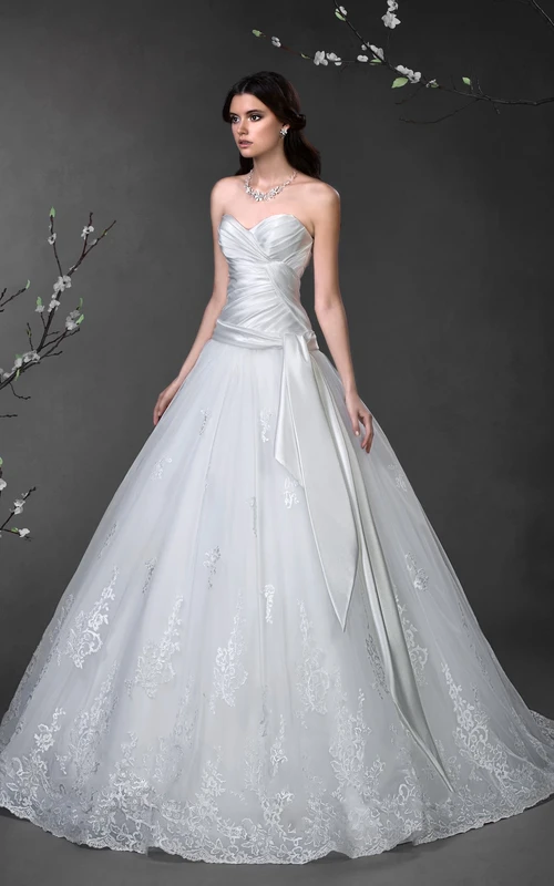 Langes, ärmelloses Ballkleid aus Satin mit herzförmigem Ausschnitt und Schnürung, verziert mit gekreuzten Spitzen