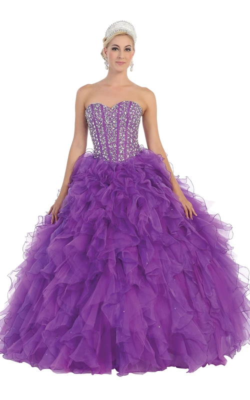 Vestido largo de gala sin mangas con escote corazón, de organza, con cordones, volantes y pedrería.