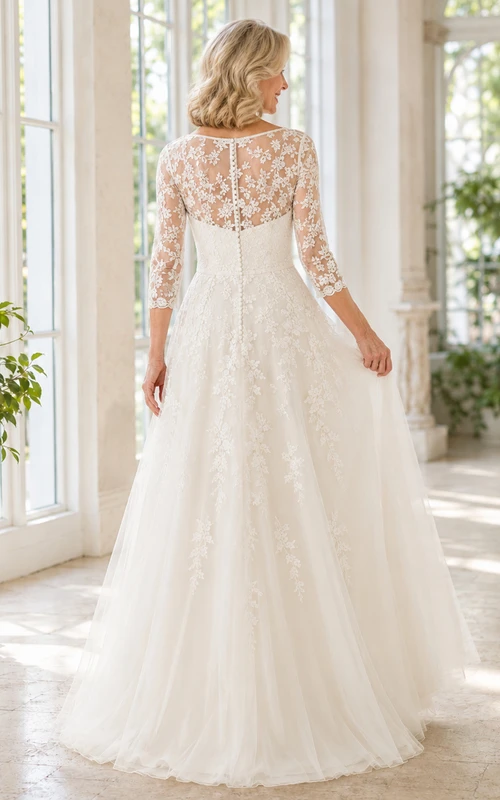 Robe de mariée longue en tulle, coupe trapèze, décolleté bateau, manches trois-quarts en dentelle, style modeste, pour mariées plus âgées.