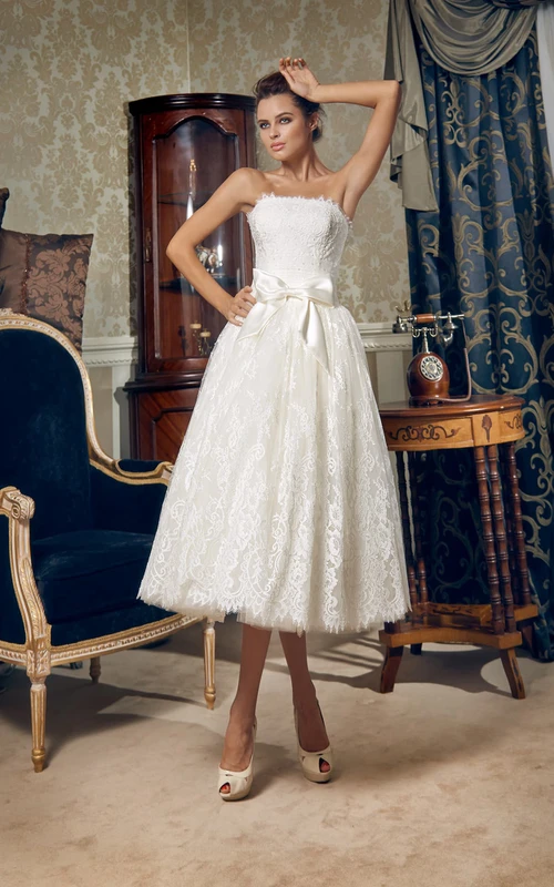 Robe bustier mi-longue en dentelle avec corset et nœud