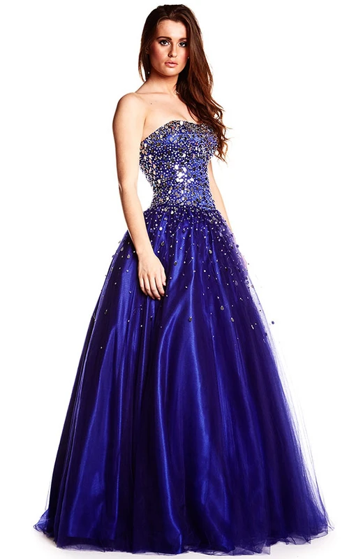 Robe de bal longue sans manches, coupe trapèze, ornée de perles et de sequins.