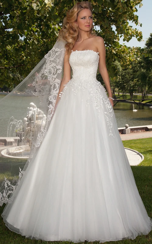A-Line Sleeveless Long Appliqued Strapless Tulle Wedding Dress With Corset Back And Bow