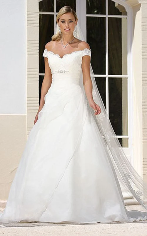 Vestido de novia largo de corte A con apliques, escote Bardot, tul y satén, broche y drapeado lateral.