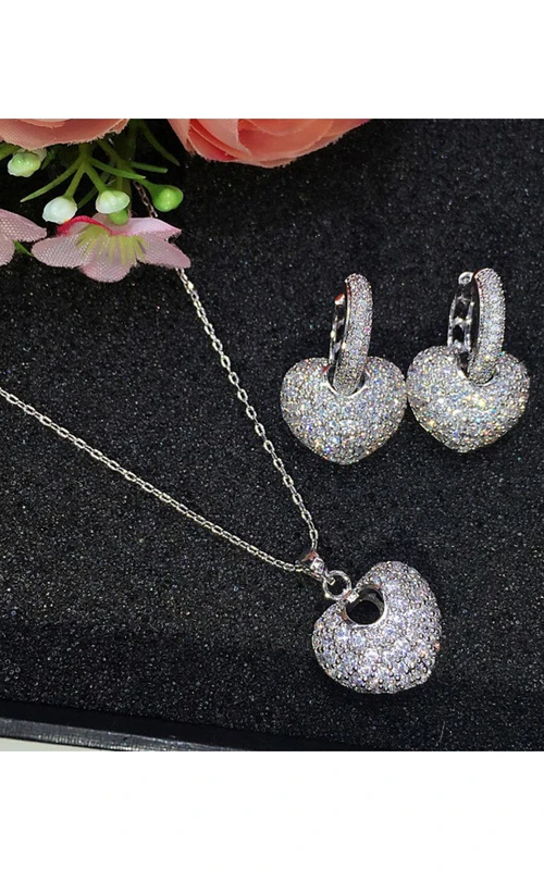 Einzigartiges Schmuckset aus Halskette und Ohrringen mit Strasssteinen in Herzform