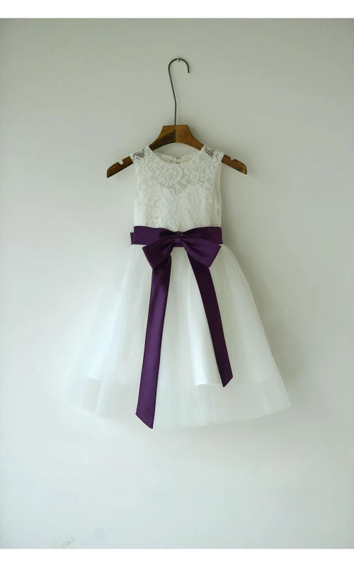 Robe en tulle sans manches, coupe trapèze, longueur cheville, avec ceinture et corsage en dentelle