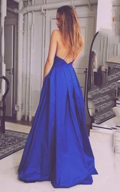 Spaghettiträger-Kleid aus langem, plissiertem Satin mit tiefem V-Ausschnitt und A-Linien-Schnitt