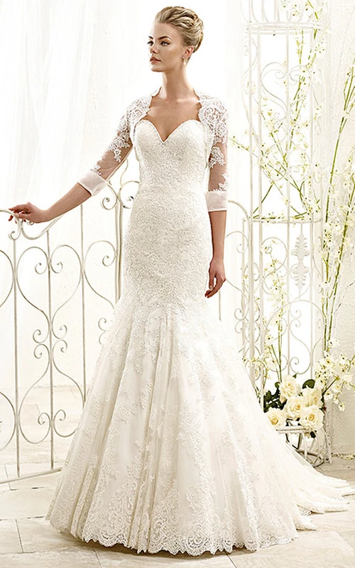 Robe de mariée longue en dentelle à manches courtes et décolleté trompette en forme de cœur, ornée d'appliques