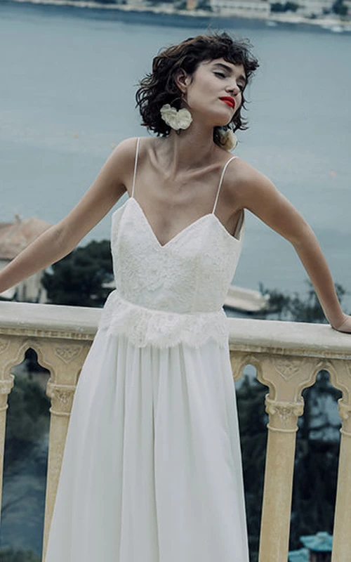 Vestido de novia largo y etéreo de gasa con tirantes finos y escote en V profundo en la espalda.