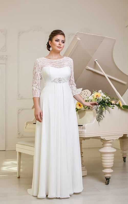 Robe longue trapèze en mousseline de soie à col rond, manches illusion, dos corset empire, ornée de perles et de plis, avec encolure bijou et manches trompe-l'œil.