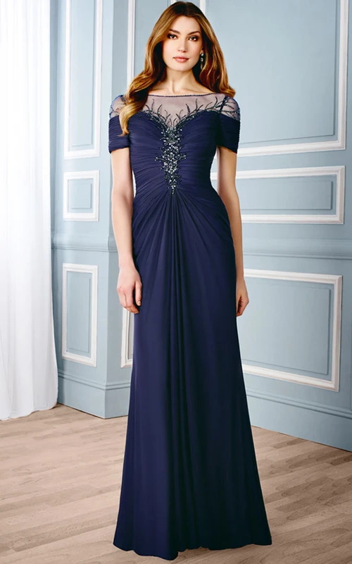 Vestido largo formal de gasa con escote barco, manga corta, bordados, espalda en V baja y fruncido.