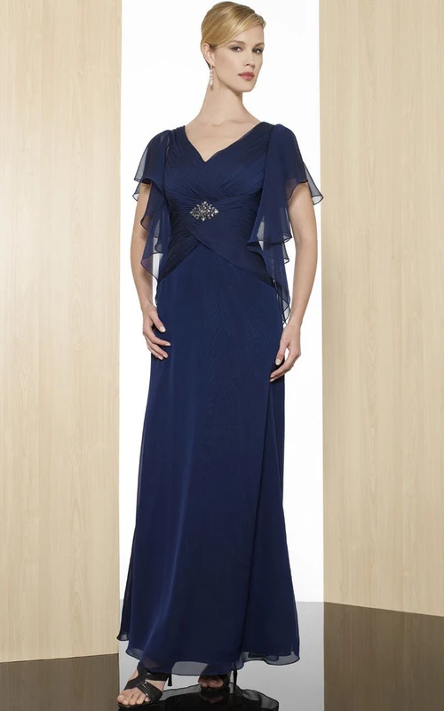 Etuikleid aus Chiffon, knöchellang, mit Brosche, V-Ausschnitt, kurzen Ärmeln, tiefem V-Ausschnitt am Rücken und Raffungen.