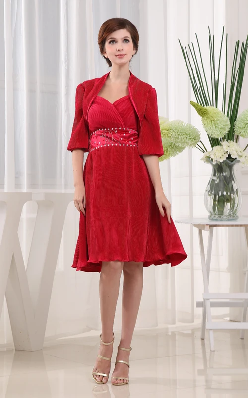 Elegante vestido midi con cuentas, cintura ajustada y bolero.