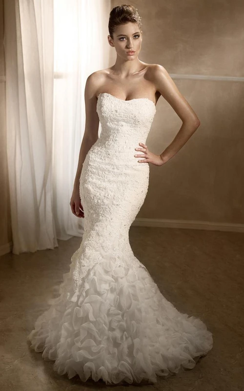 Vestido de novia de sirena sin tirantes con encaje, cuentas, volantes y cordones.