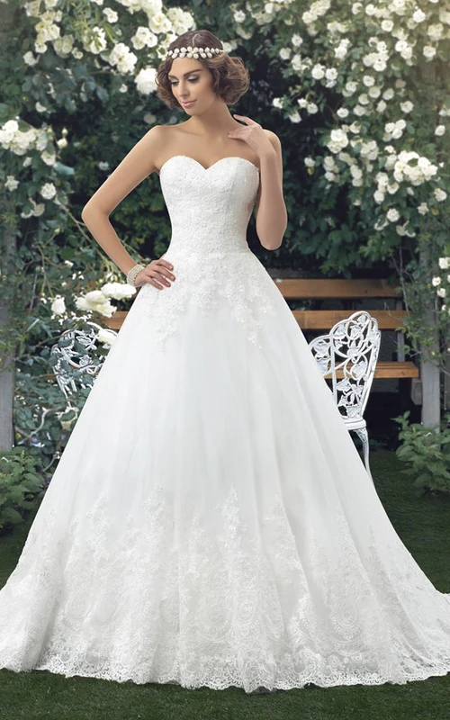 Vestido de novia elegante sin mangas con apliques de encaje y escote corazón, con botones.
