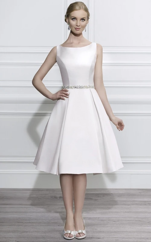 Vestido de novia midi de satén con escote redondo y detalles de pedrería.