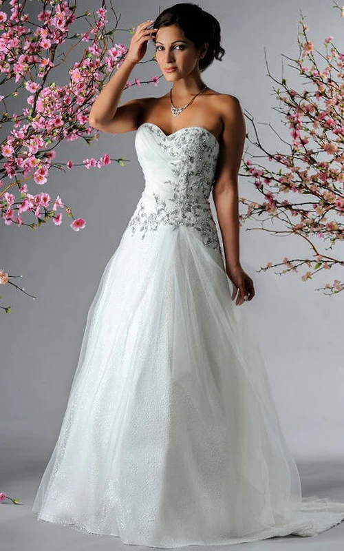 Brautkleid aus Tüll mit herzförmigem Oberteil und Applikationen sowie Kristallverzierungen