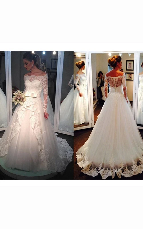 Robe en tulle trapèze à manches longues et découpe en forme de goutte, arrivant au genou