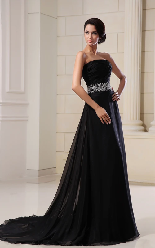 Magnifique robe en mousseline à col festonné et taille ornée de sequins
