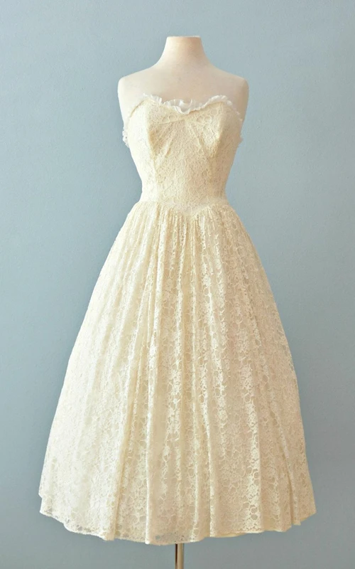 Robe trapèze en dentelle sans manches à décolleté cœur, longueur genou, avec plis