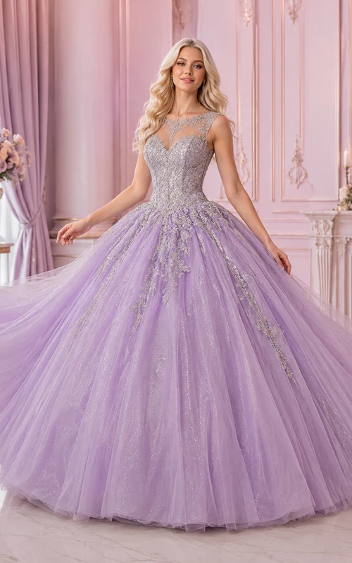 Vestido de fiesta formal de princesa para quinceañera, color lila plateado, con mangas cortas y brocado metálico.