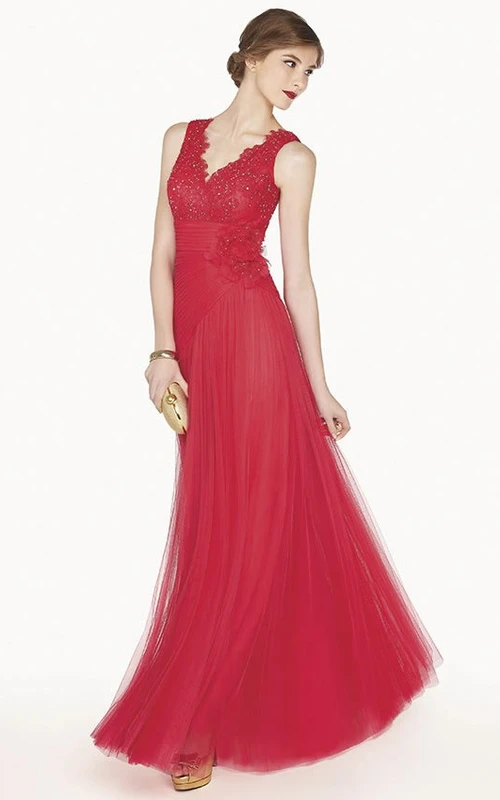 Robe de bal longue en tulle, coupe trapèze, col en V festonné et taille empire fleurie