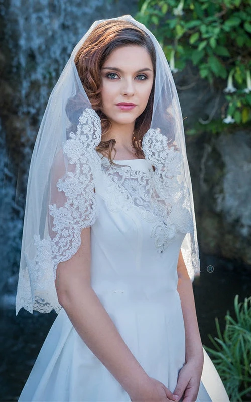 Voile de mariée court et souple, une seule couche, bordé de dentelle