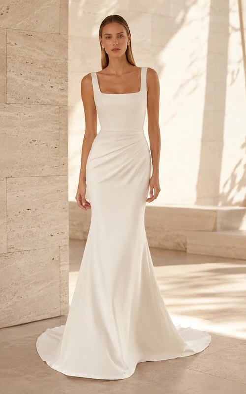 Robe de mariée minimaliste en satin, col carré, sans manches, fourreau et traîne, idéale pour une destination de mariage.