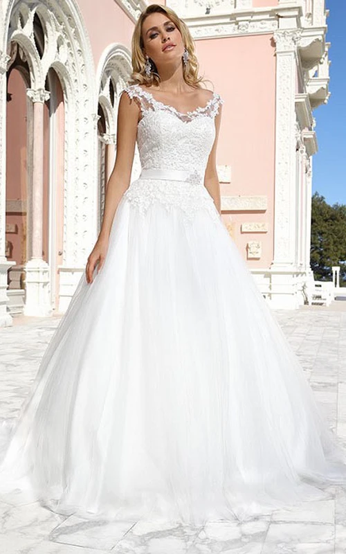 Ärmelloses, bodenlanges Brautkleid in A-Linie aus Tüll mit Applikationen, V-Ausschnitt, Applikationen, Brosche und Illusionsrücken.
