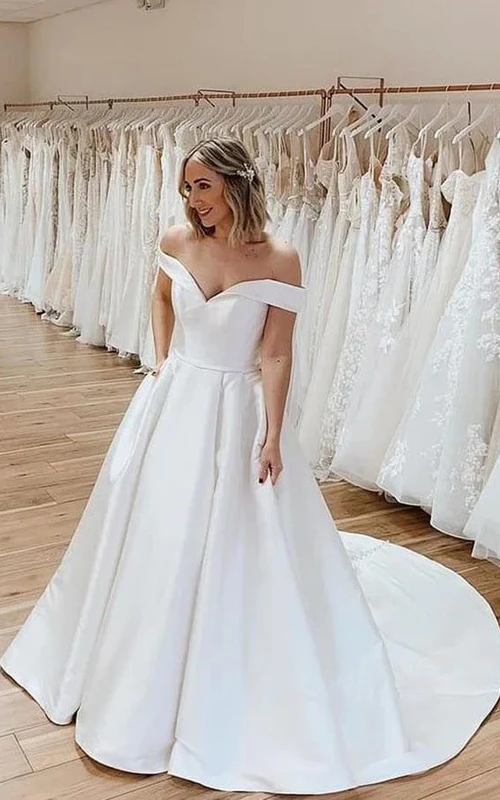 Robe de mariée simple en satin, épaules dénudées, coupe trapèze