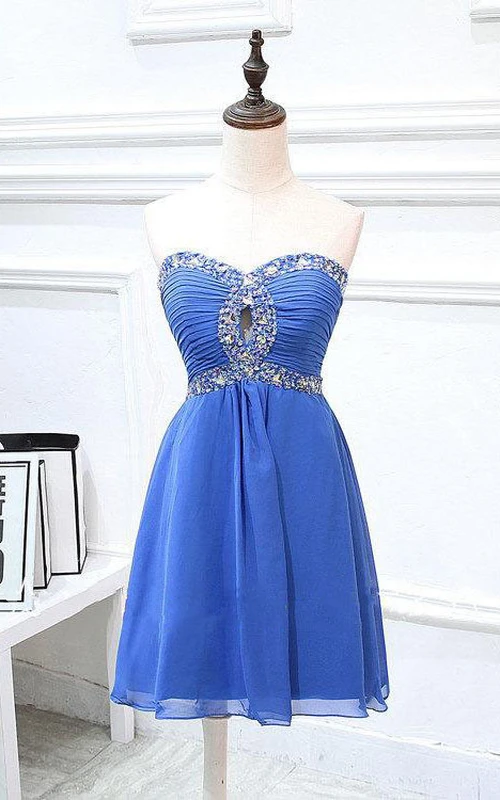 Robe courte empire sans bretelles en mousseline ornée de perles