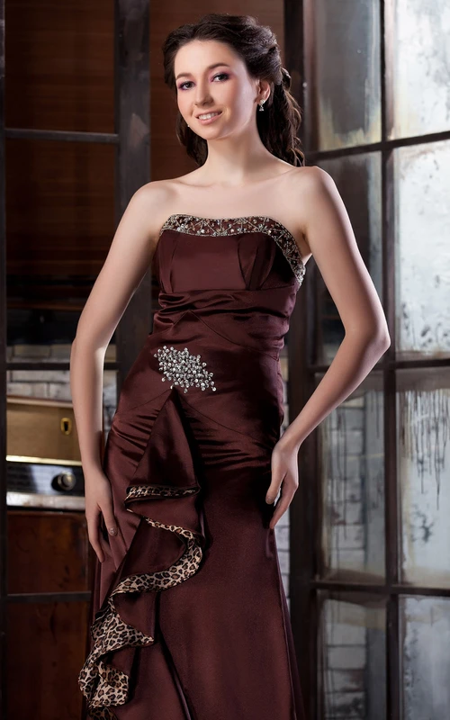 Vestido asimétrico sin tirantes con estampado de leopardo, bordados y drapeado.