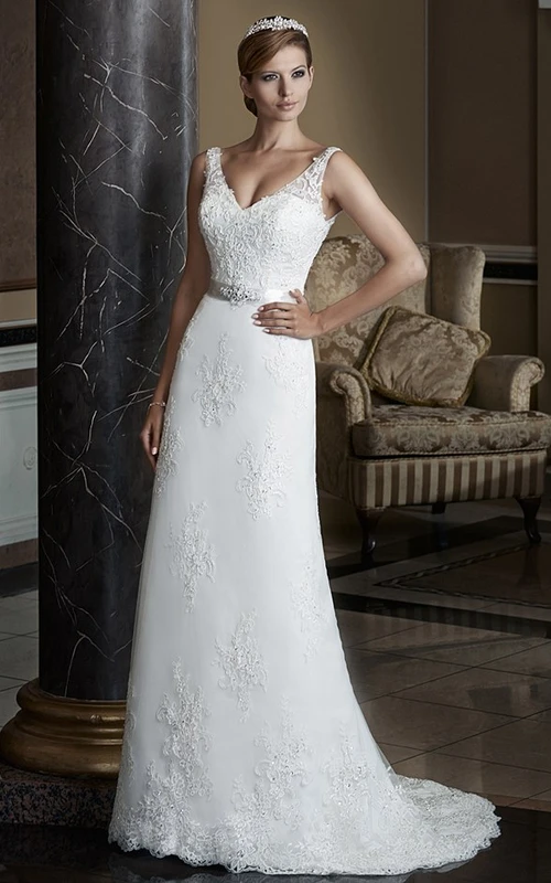 Ärmelloses, langes Brautkleid aus Spitze mit A-Linien-Linie, Applikationen, V-Ausschnitt und Schleife