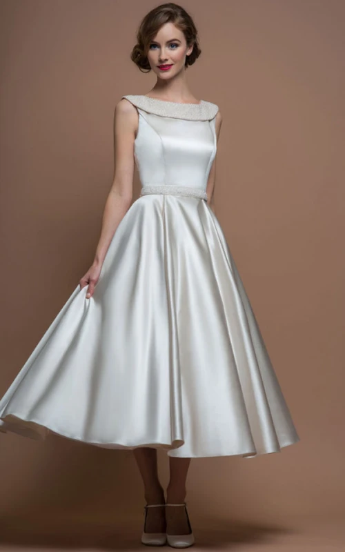 Vestido de novia de satén de corte A, escote redondo, largo hasta la rodilla, con pedrería y espalda en V.