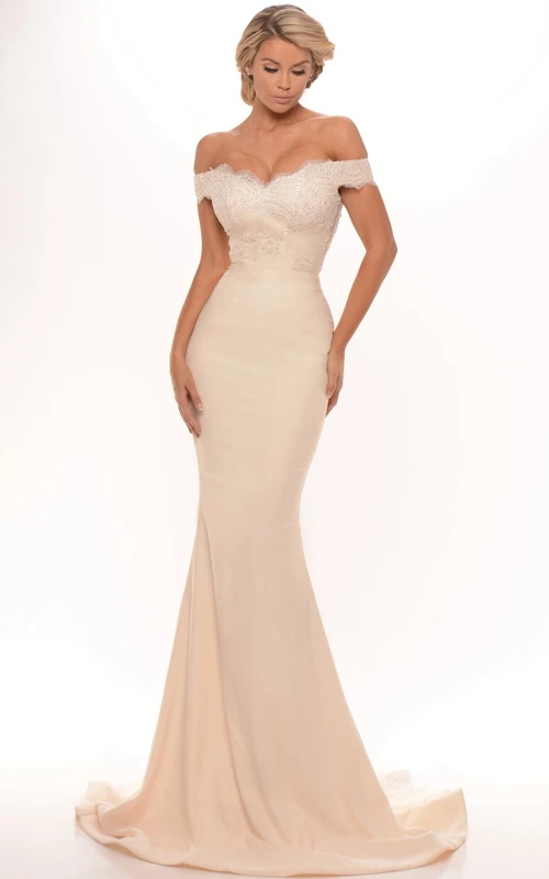Robe de bal longue trompette en dentelle jersey à épaules dénudées, dos nu en V et traîne.