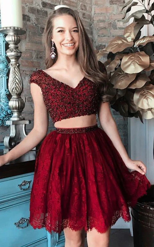 Kurzes, zweiteiliges Spitzenkleid mit kurzen Ärmeln und Falten – ein bezauberndes Homecoming-Kleid