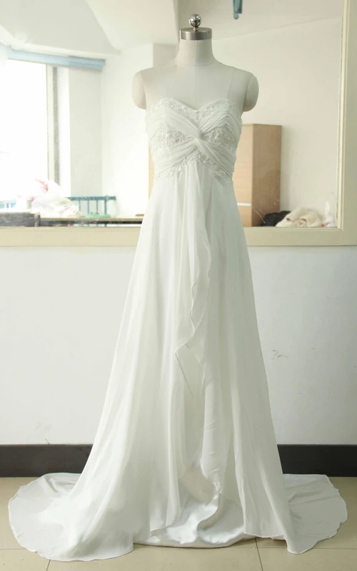 Robe trapèze mi-longue à fleurs, fermeture éclair et laçage au dos, en mousseline, tulle, dentelle et satin taffetas.
