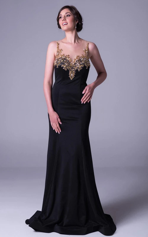 Vestido de fiesta largo de gasa con escote redondo, cuentas, cola larga y efecto ilusión.